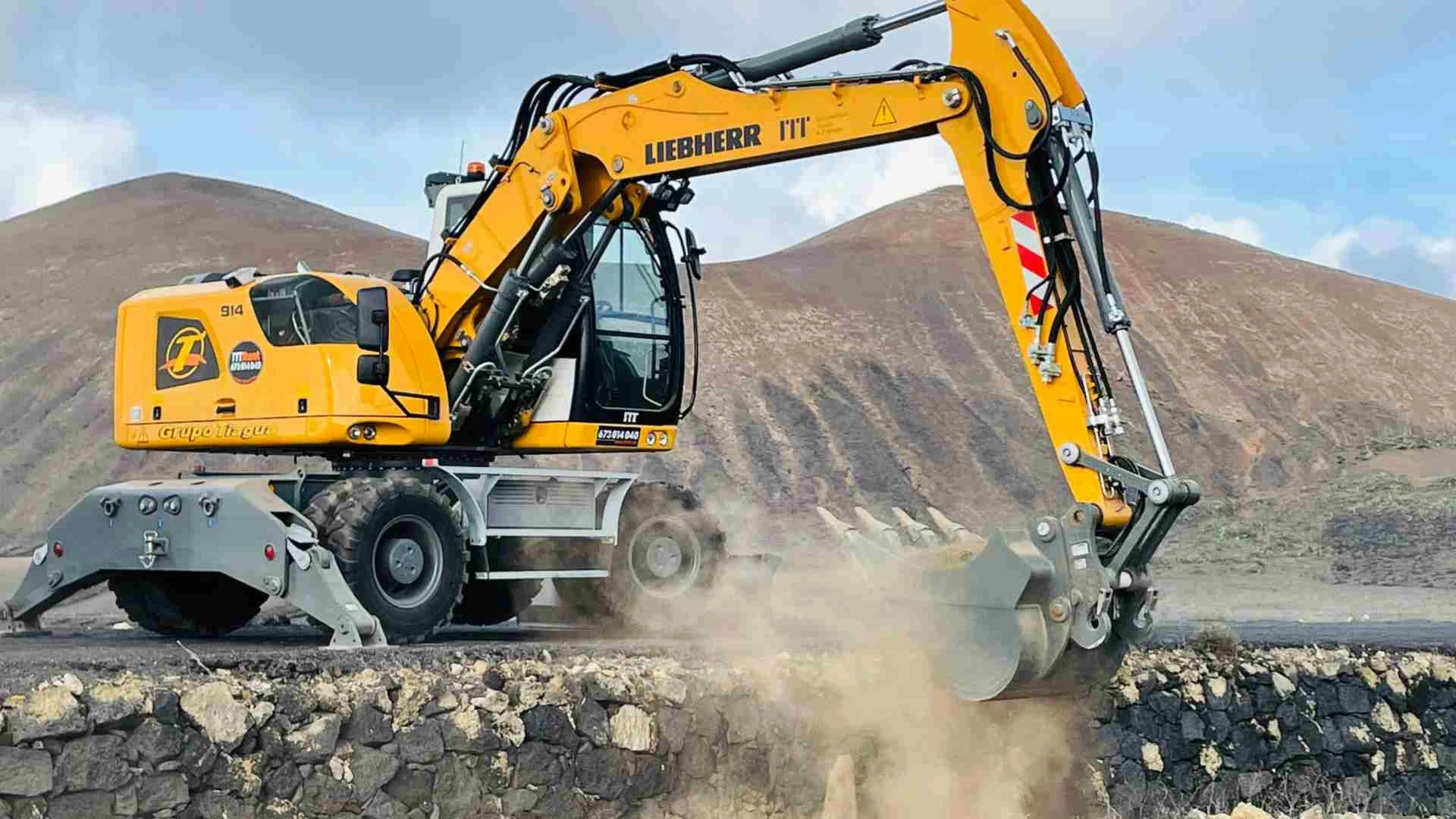Equipo de Excavaciones Navarra realizando un trabajo de excavación